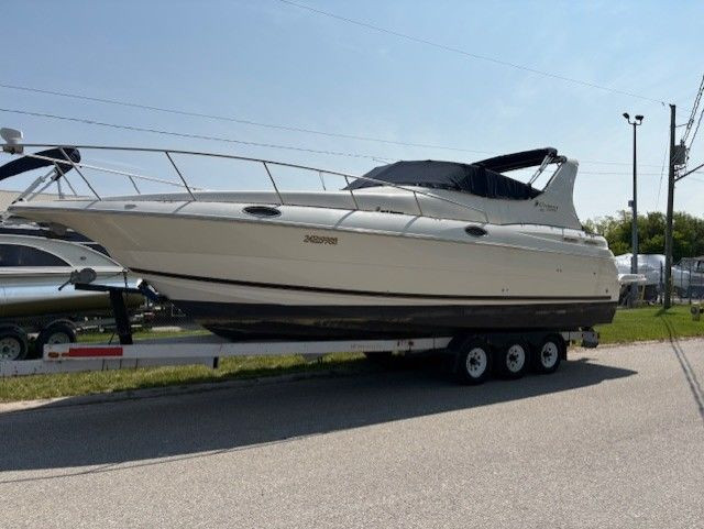 2003 Cruisers Yachts 3075 EXPRESS in Powerboats & Motorboats in Chatham-Kent - Image 2