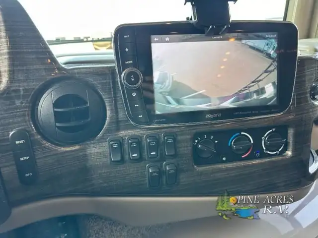 2020 Thor Motor Coach Challenger 37YT Washer & Dryer 12 k Miles in RVs & Motorhomes in Moncton - Image 49