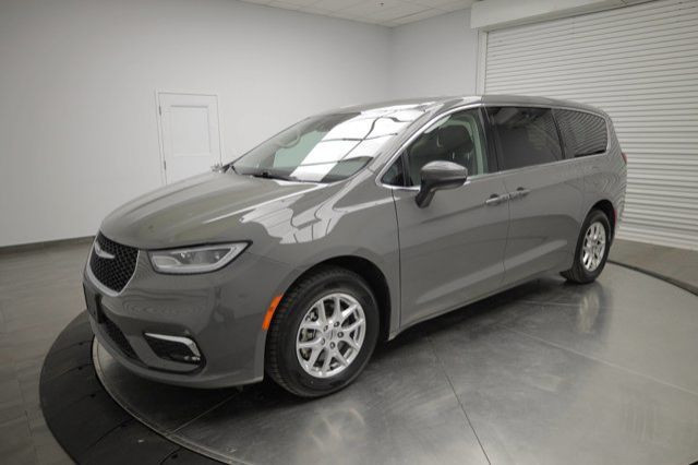2023 Chrysler Pacifica Touring L in Cars & Trucks in Calgary - Image 4