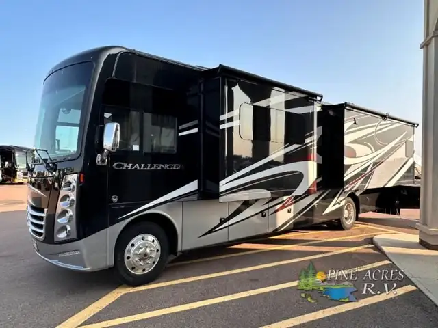 2020 Thor Motor Coach Challenger 37YT Washer & Dryer 12 k Miles in RVs & Motorhomes in Moncton - Image 7