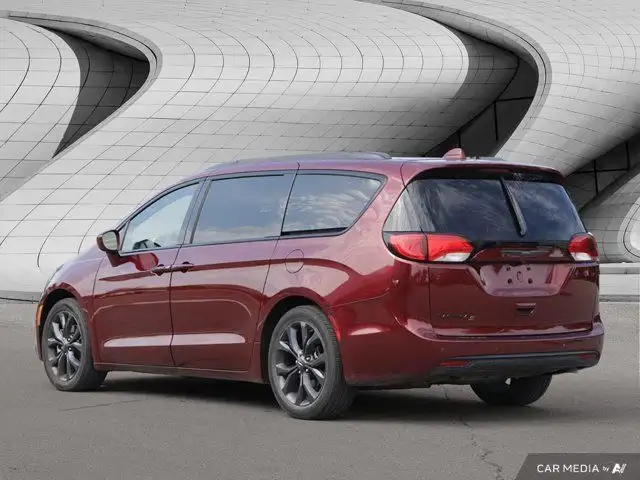 2018 Chrysler Pacifica Touring-L Plus | Apple CarPlay | Leather in Cars & Trucks in London - Image 4