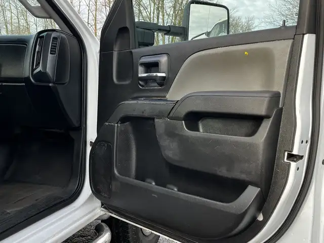 2017 GMC Sierra 3500HD Crew Cab 4x4 9 Foot Flatdeck dans Camions lourds dans Delta/Surrey/Langley - Image 26