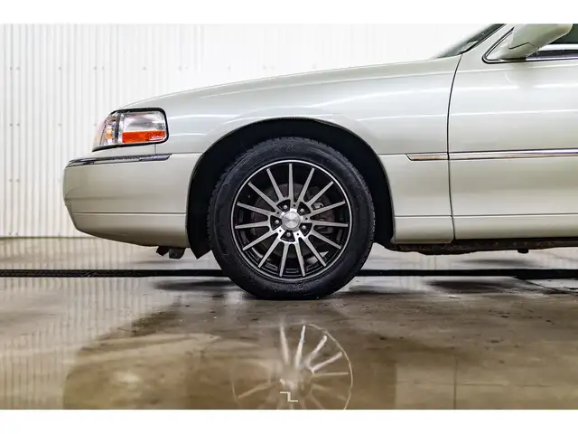 2005 Lincoln Town Car Leather Heated Seats in Cars & Trucks in Grande Prairie - Image 24