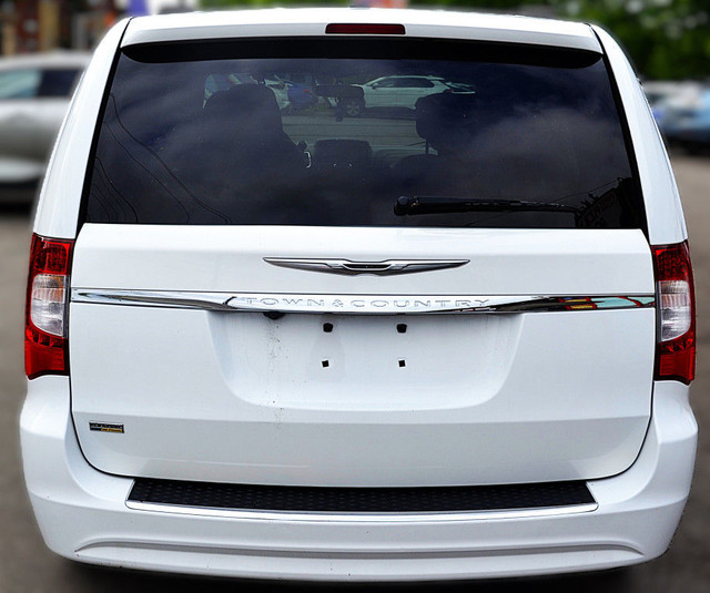 2014 Chrysler Town & Country 4dr Wagon Touring in Cars & Trucks in Hamilton - Image 4