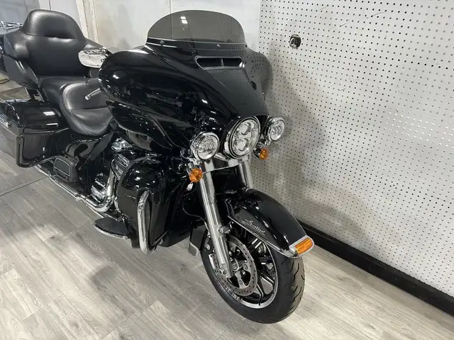 2017 HARLEY DAVIDSON ÉLECTRA GLIDE ULTRA LIMITED in Street, Cruisers & Choppers in London - Image 6