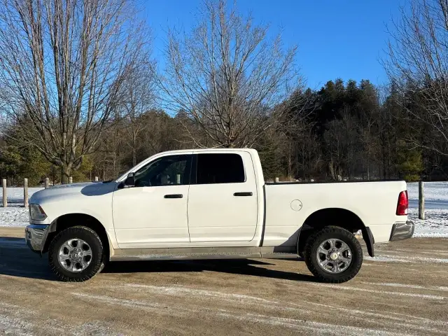 2018 RAM 2500 SLT Hemi|| Crew Cab|| 2500!! in Cars & Trucks in Mississauga / Peel Region - Image 4