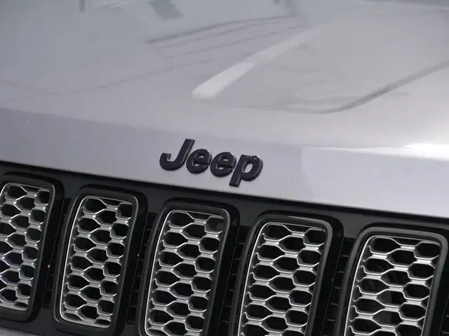 2020 Jeep Grand Cherokee Altitude in Cars & Trucks in Red Deer - Image 12