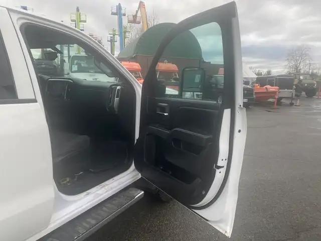 2015 chevrolet Silverado 3500HD 8 Foot Flat Deck 4WD in Heavy Trucks in Richmond - Image 23