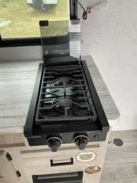 Della Terra DET160RBSLE- This cozy trailer features the highly sought after, walk around bed! This v... (image 4)