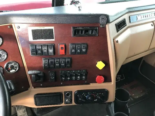 2018 Western Star 5700XE in Heavy Trucks in Delta/Surrey/Langley - Image 13