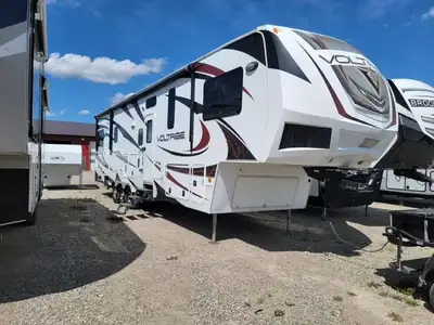 Experience the perfect balance of comfort and functionality with this 2013 Dutchmen Voltage 3600 fif...