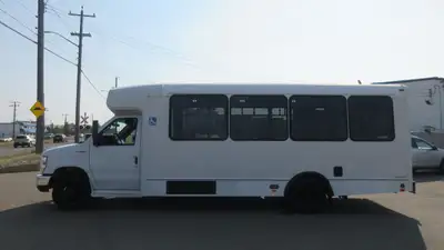 2016 FORD F-450 18 PASSENGER BUS Amvic Licenced... - 18 PASSENGER BUS - 6.8L V10 GAS ENGINE - Transm...