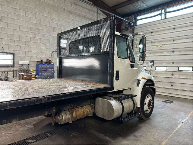  2018 International 4400 Tandem Flat Bed Truck in Heavy Trucks in Oakville / Halton Region - Image 4