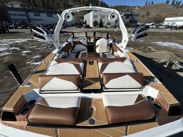 2025 Centurion FE23 in Powerboats & Motorboats in Kelowna - Image 6