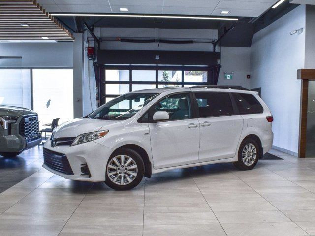 2018 Toyota Sienna LE AWD in Cars & Trucks in Calgary - Image 2