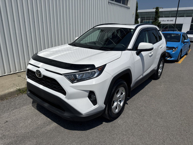 2021 TOYOTA RAV4 XLE ECRAN CARPLAY TOIT SIEGES+VOLANT CHAUF TISS in Cars & Trucks in Laval / North Shore