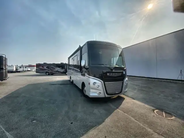 2020 Winnebago Adventurer 30T in RVs & Motorhomes in Abbotsford - Image 2
