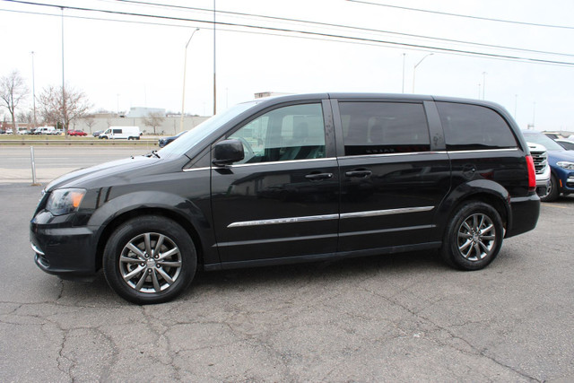 2015 Chrysler Town & Country in Cars & Trucks in Oakville / Halton Region - Image 3
