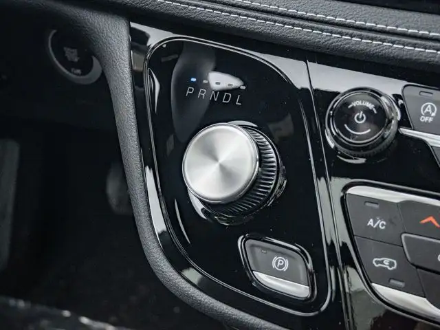 2025 Chrysler Pacifica Select in Cars & Trucks in Barrie - Image 32