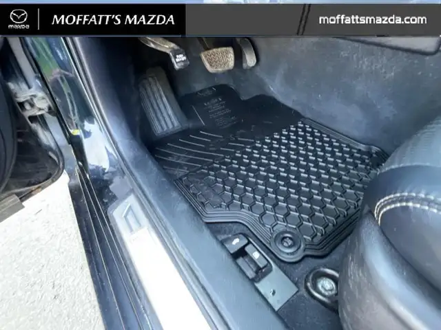 2014 Toyota Camry SE dans Autos et camions dans Barrie - Image 32