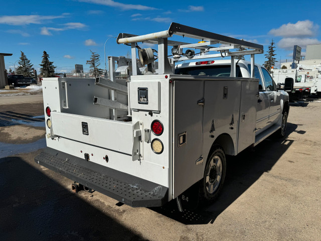 2012 Chevrolet Silverado 2500HD Utility Truck in Cars & Trucks in Calgary - Image 4
