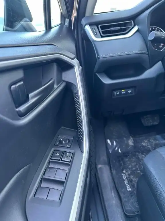 2021 Toyota RAV4 LE in Cars & Trucks in Longueuil / South Shore - Image 12