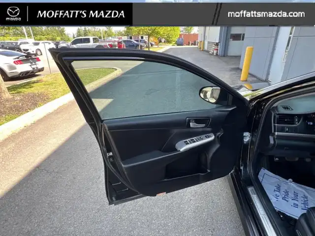 2014 Toyota Camry SE dans Autos et camions dans Barrie - Image 31