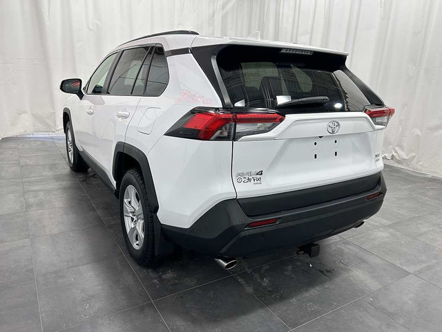  2019 Toyota RAV4 XLE - AWD - TOIT OUVRANT - SIEGES CHAUFFANTS in Cars & Trucks in Québec City - Image 3