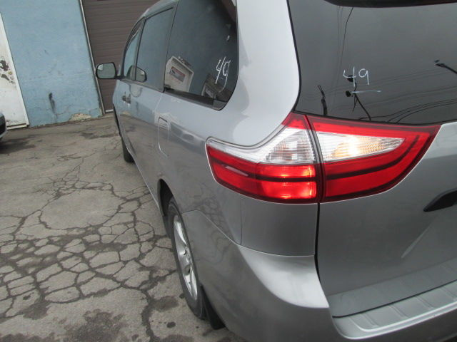 2016 Toyota Sienna LE in Cars & Trucks in City of Montréal - Image 3