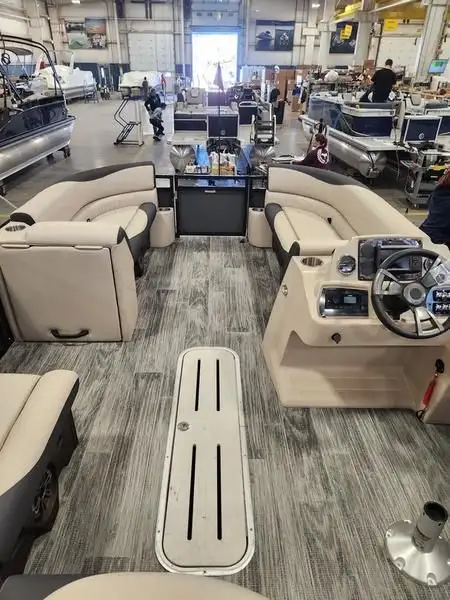 2025 Avalon Pontoons Venture 85 Rear Fish 23 FT in Powerboats & Motorboats in Saskatoon - Image 9