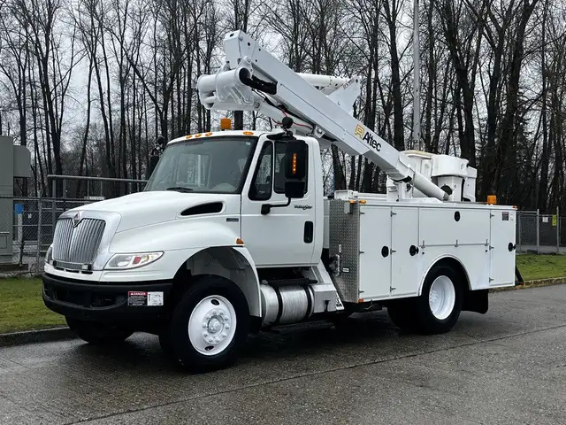 2013 International DuraStar MA025 Altec Bucket Service Truck in Heavy Trucks in Delta/Surrey/Langley - Image 6