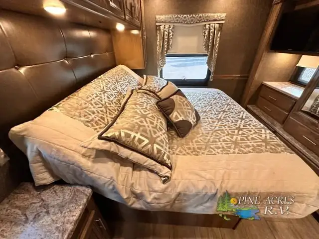 2020 Thor Motor Coach Challenger 37YT Washer & Dryer 12 k Miles in RVs & Motorhomes in Moncton - Image 38