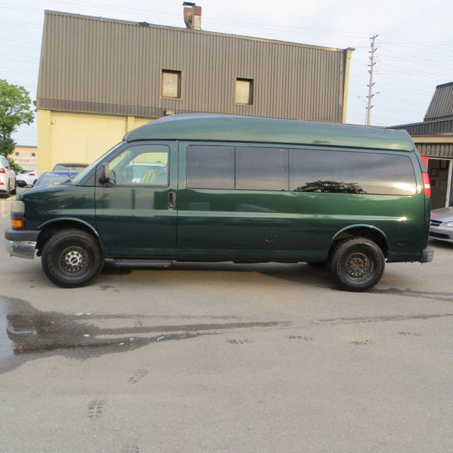 2010 GMC 2500 HIGH Roof 2500 PASSENGER AND WHEELCHAR ACCESSIBLE  in Cars & Trucks in Mississauga / Peel Region - Image 4