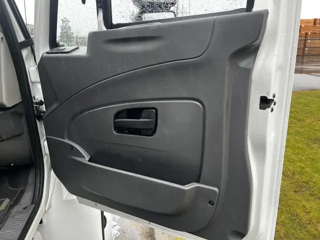 2013 International DuraStar MA025 Altec Bucket Service Truck in Heavy Trucks in Delta/Surrey/Langley - Image 14