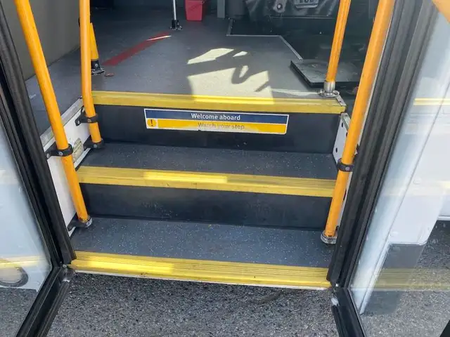 2017 chevrolet Express G4500 21 Passenger Bus With Wheelchair Ac in Heavy Trucks in Richmond - Image 24