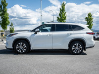 One Owner - Keyless Ignition - AWD - Sunroof - SofTex Leather - BSM The 2021 Toyota Highlander XLE b... (image 5)
