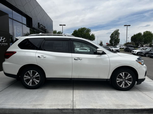 Nissan Pathfinder SL 2017 in Cars & Trucks in Lethbridge - Image 3