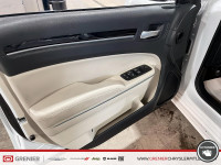 2023 CHRYSLER 300 TOURING L* AWD* ROUES DE 19 POUCES* PHARES AUTOMATIQUES* DEMARREUR A DISTANCE* ENT... (image 8)