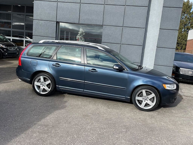  2011 Volvo V50 T5|LEATHER|SUNROOF|ALLOYS in Cars & Trucks in City of Toronto