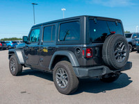 FORT EN JEEP! À voir! / Come see it TRÈS BIEN ÉQUIPÉ / VERY WELL EQUIPPED. Version 4 portes / 4-door... (image 4)