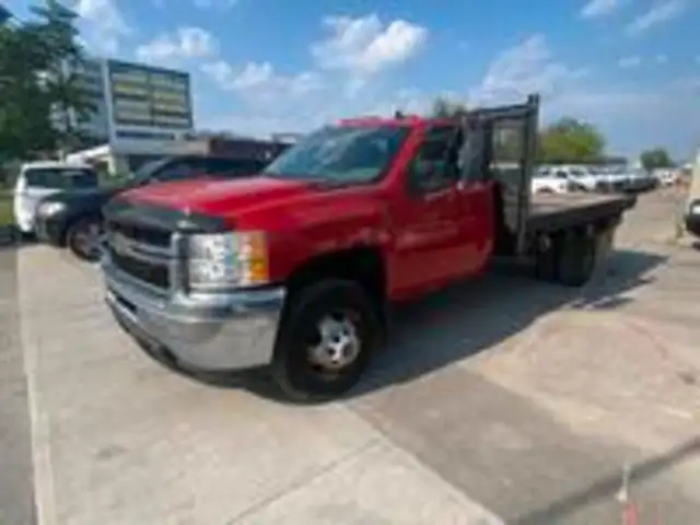 2011 Chevrolet SILVERADO 3500HD Regular Cab Dually Flat Bed in Cars & Trucks in City of Toronto - Image 4