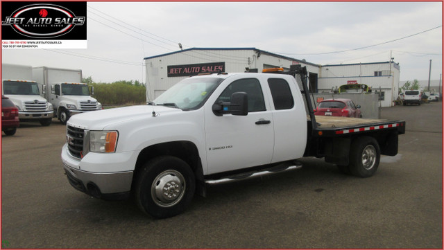 2009 GMC Sierra 3500HD CREW CAB DRW FLAT DECK in Cars & Trucks in Edmonton - Image 2