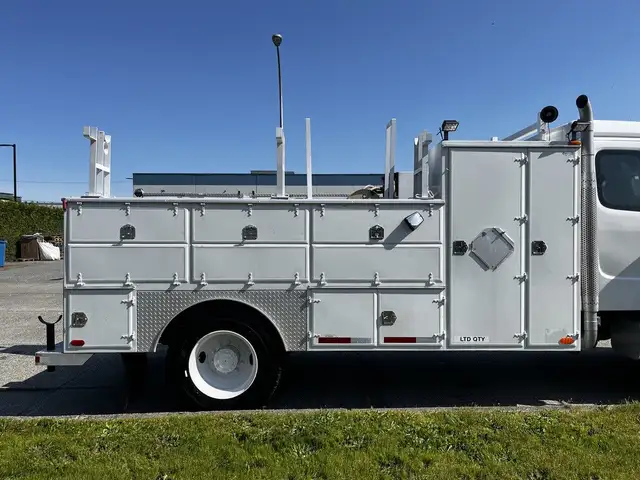 2004 Freightliner M2 106 CAT C7 Service Truck with Pumps in Heavy Trucks in Delta/Surrey/Langley - Image 17