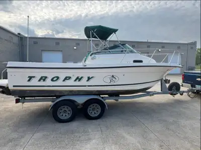 APPLY NOW: https://www.ridecollective.ca/get-pre-approved The 2000 Bayliner 2052 Trophy is a 20-foot...