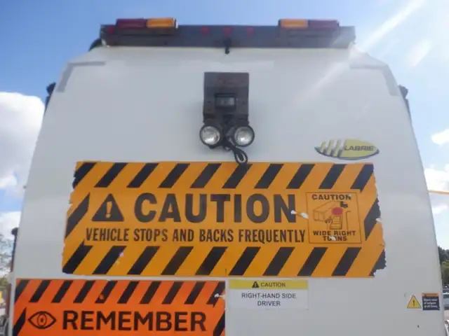 2008 international 7400 Garbage Truck Air Brakes Diesel in Heavy Trucks in Richmond - Image 24