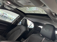 La Toyota Camry SE AWD 2023 combine le confort raffiné d'une berline intermédiaire avec la confiance... (image 9)
