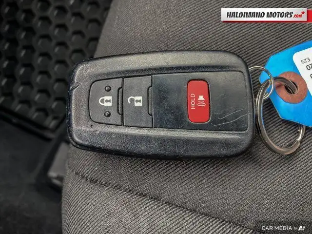 2020 Toyota C-HR XLE Premium in Cars & Trucks in Hamilton - Image 31