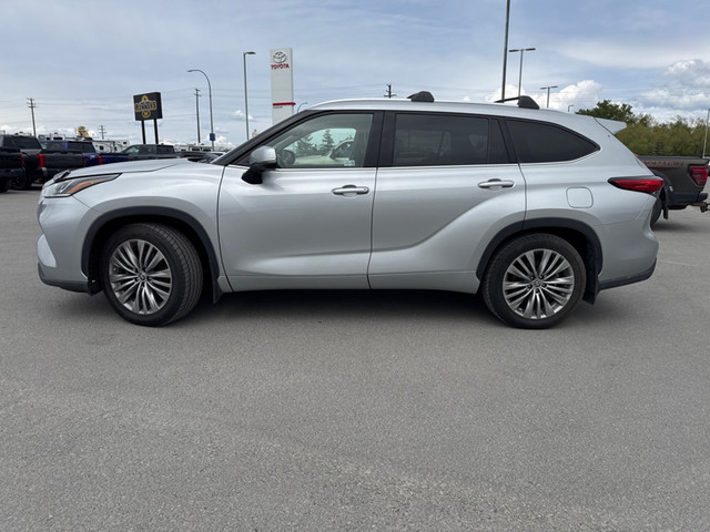 2022 Toyota Highlander Platinum PLATINUM AWD (SUNROOF - HEADS UP in Cars & Trucks in Cranbrook - Image 2