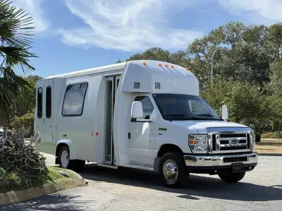 2013 Ford Econoline E-350 Super Duty 13-Passenger Wheelchair Lift Bus, 5.4L, 8 cylinder, 4 door, aut...