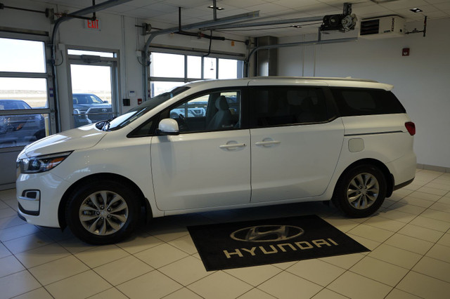 2020 Kia Sedona LX in Cars & Trucks in Edmonton - Image 2